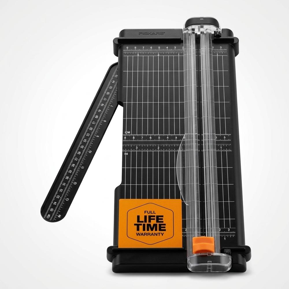 Sliding-blade paper trimmer for square card panels
