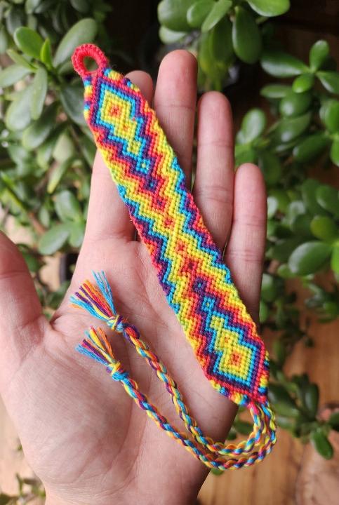 An arrowhead in full rainbow