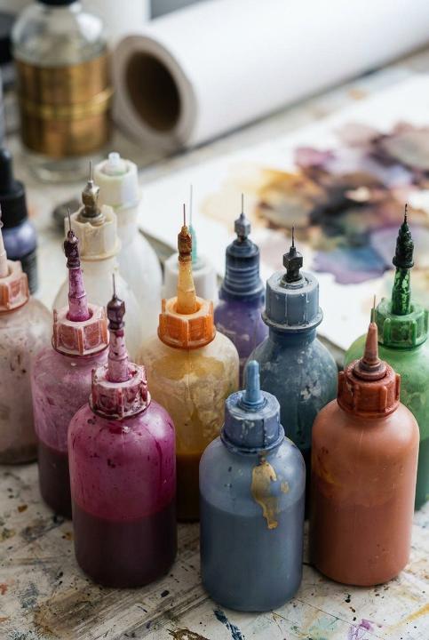 Needle-tip bottles, well stained