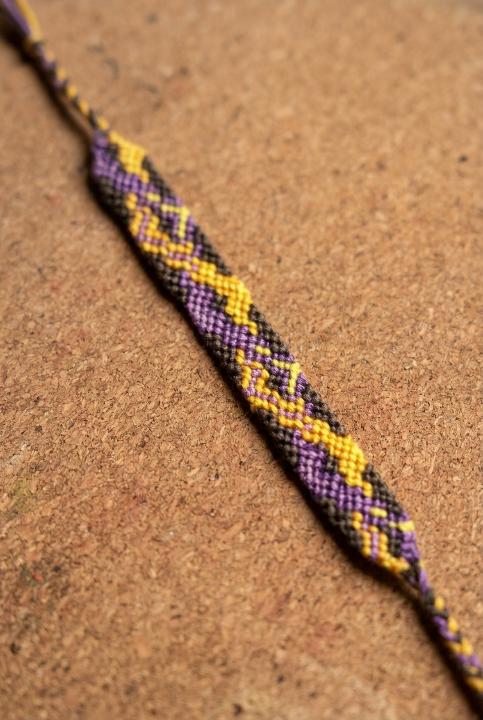 A zigzag in plum and gold