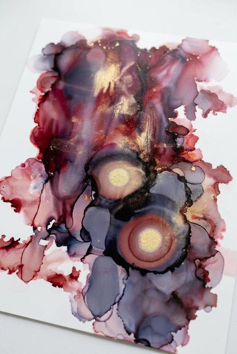 Wine-red halos with gold centres